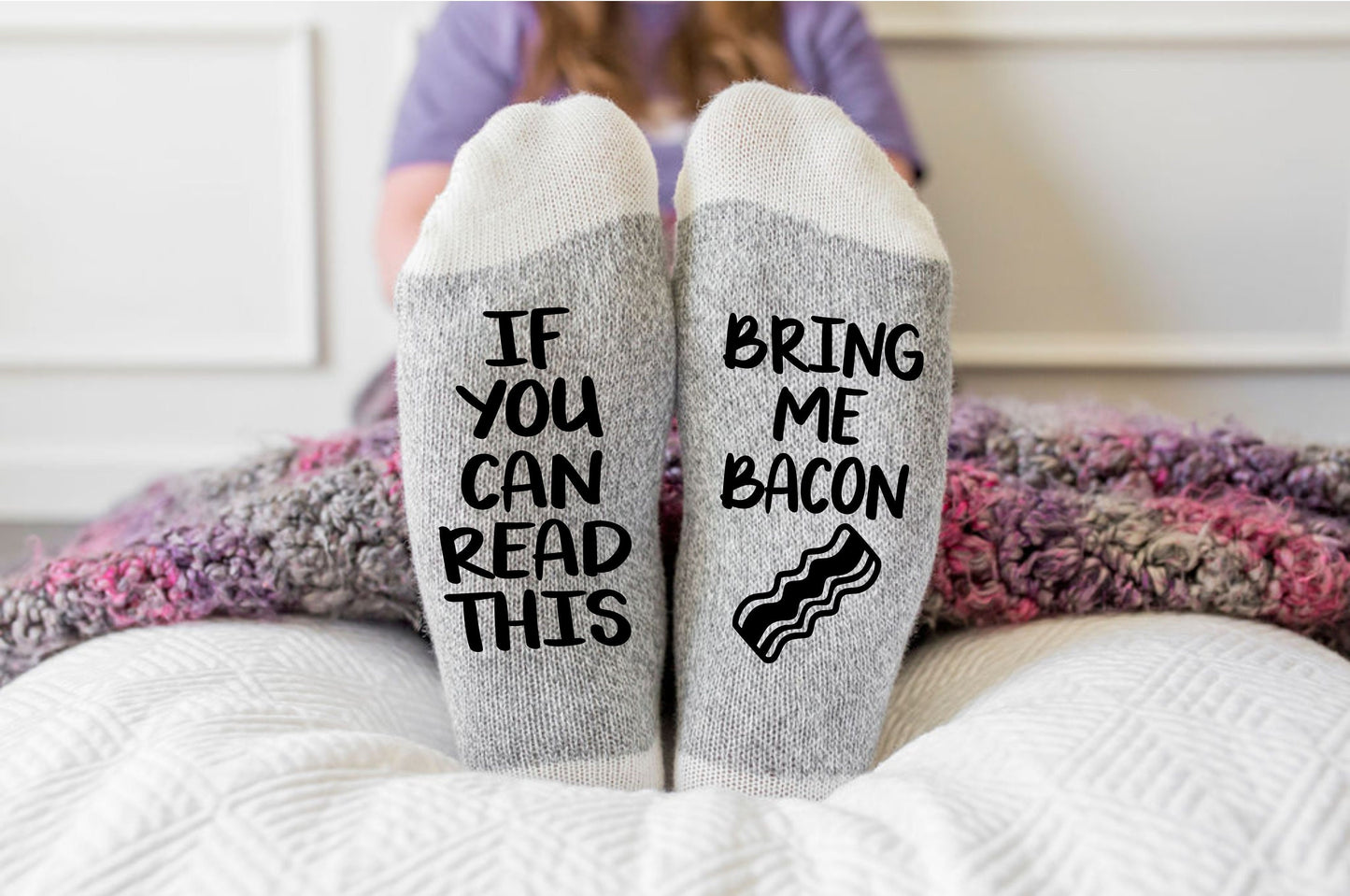 Si tu peux lire ceci, apporte-moi des chaussettes Bacon