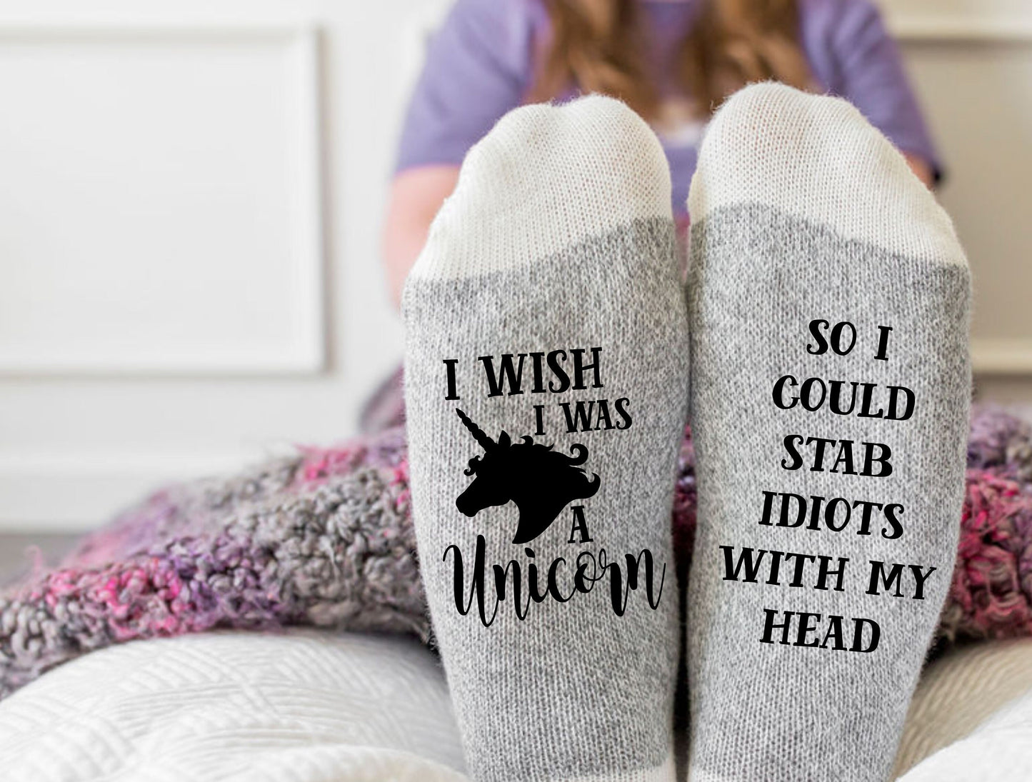 J'aimerais être une licorne pour pouvoir poignarder des idiots avec ma tête Chaussettes