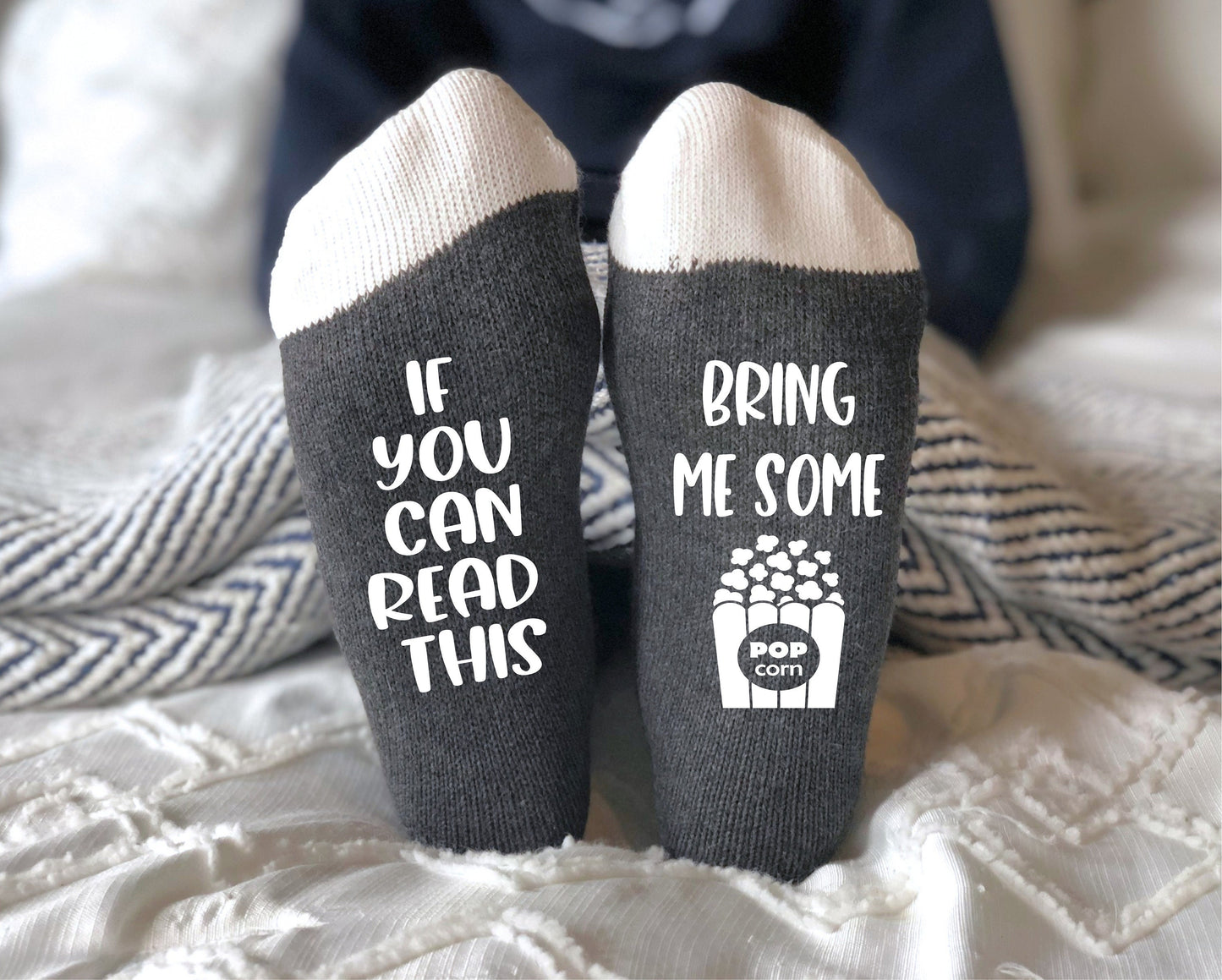 Si vous pouvez lire ceci, apportez-moi des chaussettes POPCORN.
