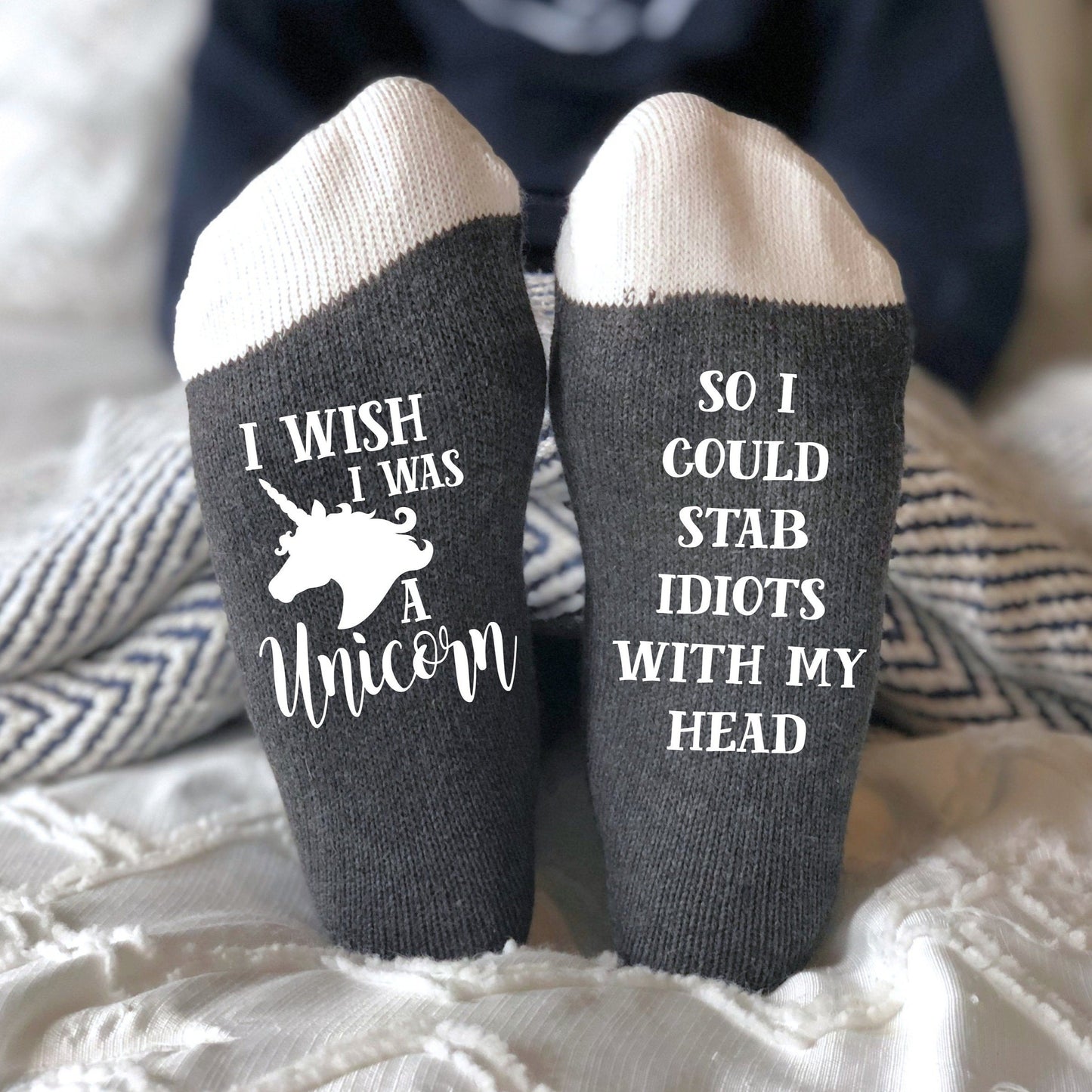 J'aimerais être une licorne pour pouvoir poignarder des idiots avec ma tête Chaussettes